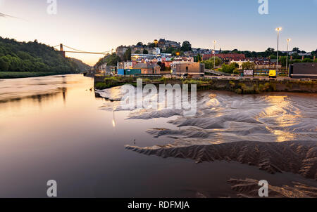 Le pont suspendu de Clifton, enjambant l'Avon Gorge pittoresque, est le symbole de la ville de Bristol. Banque D'Images