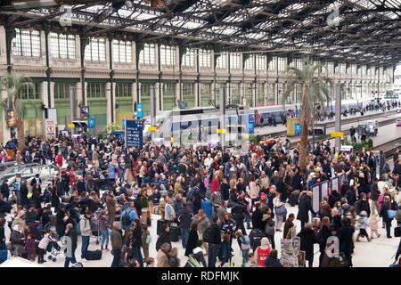 Les gens qui attendent à l'intérieur de la gare de Lyon, Paris, France, Europe Banque D'Images