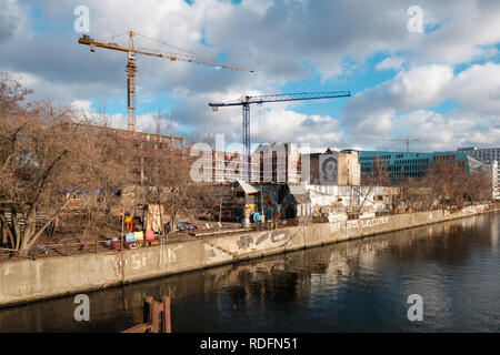 Berlin, Allemagne - janvier 2019 : chantier dans la rivière Spree alias Mediaspree près de la gare d'Ostbahnhof Club Yaam et bar de plage à Berlin, Friedric Banque D'Images