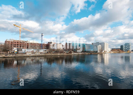 Berlin, Allemagne - janvier 2019 : chantier dans la rivière Spree alias Mediaspree près de la gare d'Ostbahnhof Club Yaam et bar de plage à Berlin, Friedric Banque D'Images