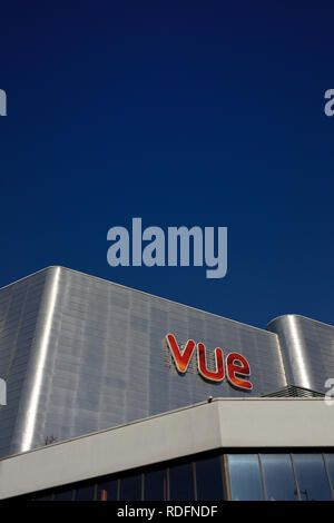 Extérieur de bâtiment moderne avec revêtement d'écran de pluie en aluminium, lumière du soleil reflétant les bardeaux d'aluminium incurvés dans le centre-ville de bury, lancashire royaume-uni Banque D'Images