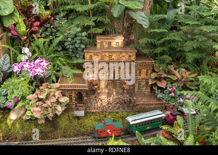 Le Train des Fêtes Afficher dans l'Enid A. Haupt Conservatory est une tradition de saison au New York Botanical Garden, le Bronx, New York, USA Banque D'Images