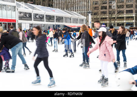 La patinoire à la Bank of America Village d'hiver à Bryant Park, New York City, USA Banque D'Images