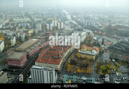 Berlin, Allemagne - le 11 novembre 2018. Vue sur Berlin, avec centre commercial Alexa, ruines d'Franziskaner-Klosterkirche Landge, édifice de la régionale Banque D'Images