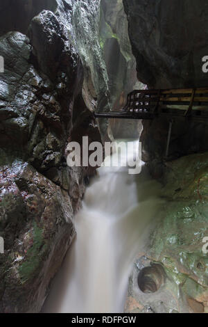 La rivière Weißbach fonctionnant par les Seisenbergklamm / Seisenbachklamm, gorge près de Weißbach bei Lofer, Saalachtal, Salzbourg / Salzburger Land, Austr Banque D'Images