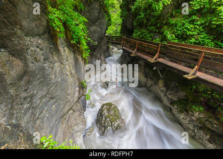 La rivière Weißbach fonctionnant par les Seisenbergklamm / Seisenbachklamm, gorge près de Weißbach bei Lofer, Saalachtal, Salzbourg / Salzburger Land, Austr Banque D'Images