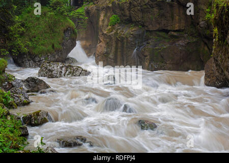 La rivière Weißbach fonctionnant par les Seisenbergklamm / Seisenbachklamm, gorge près de Weißbach bei Lofer, Saalachtal, Salzbourg / Salzburger Land, Austr Banque D'Images