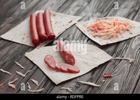 Saucisses et le chou pour faire Shawarma sandwich Banque D'Images