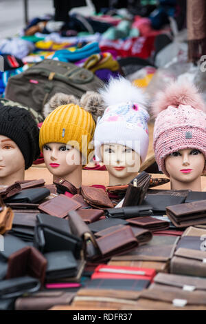 Têtes de mannequin avec chapeaux laineux à Vienne Naschmarkt Linke Wienzeile brocante brocante. L'Autriche. Banque D'Images