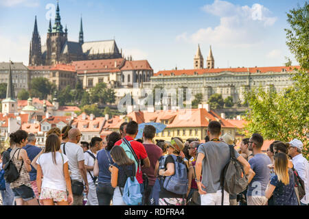 PRAGUE, RÉPUBLIQUE TCHÈQUE - AOÛT 2018 : Groupe de touristes à Prague avec St Tom Frager Cathédrale et château de Prague dans l'arrière-plan Banque D'Images