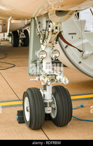 FAIRFORD, ANGLETERRE - Juillet 2018 : les roues avant et les phares d'atterrissage sur un Bombardier Global 5000 exectuive BD-700 jet. Banque D'Images