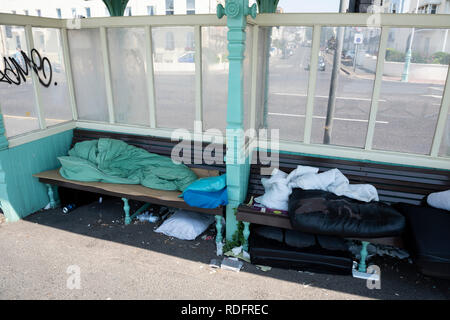 Sacs de couchage laissés par homless personnes au bord de mer sur la promenade de Brighton, Royaume-Uni. Banque D'Images