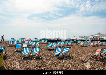 Vide de chaises longues sur la plage de Brighton, UK. Banque D'Images