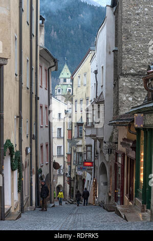 HALL IN TIROL, Autriche - 30 décembre, 2018 : bâtiments traditionnels et façades colorées des maisons de la ville médiévale de Hall en Tyrol, Autriche Banque D'Images