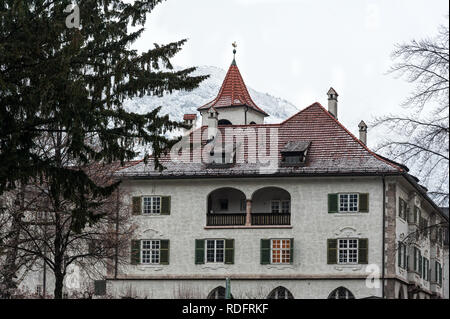 HALL IN TIROL, Autriche - 30 décembre, 2018 : bâtiments traditionnels et façades colorées des maisons de la ville médiévale de Hall en Tyrol, Autriche Banque D'Images