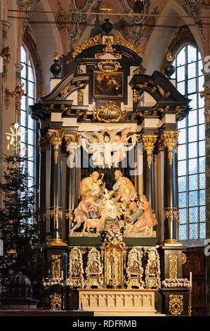 Intérieur de l'église paroissiale de Saint Nicolas avec ses stucs, dorures et décorations en bois peint, Hall en Tyrol Autriche Banque D'Images