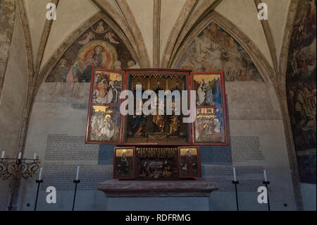 Splendide autel en bois de style gothique tardif du xve siècle dans la chapelle de Saint Magdalena, aujourd'hui un monument chapelle - Hall en Tyrol Autriche Banque D'Images