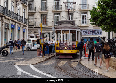 Tramway Classique route 28 à Praça Luís de Camões à Lisbonne, Portugal Banque D'Images