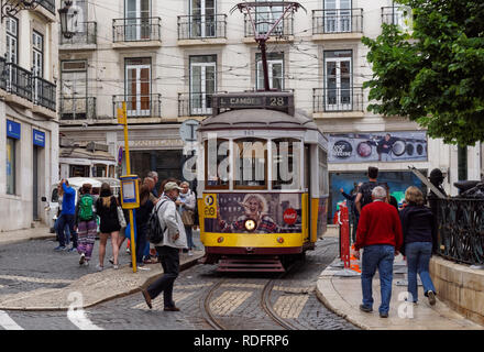 Tramway Classique route 28 à Praça Luís de Camões à Lisbonne, Portugal Banque D'Images