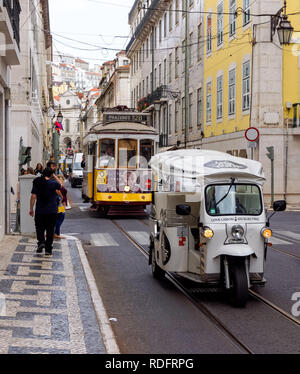 Tramway Classique la route 28 dans le quartier de Baixa à Lisbonne, Portugal Banque D'Images