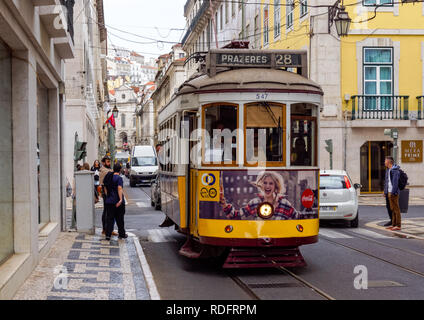 Tramway Classique la route 28 dans le quartier de Baixa à Lisbonne, Portugal Banque D'Images