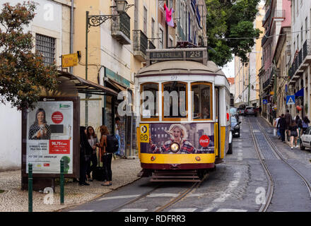 Tramway Classique la route 28 dans le quartier d'Alfama à Lisbonne, Portugal Banque D'Images