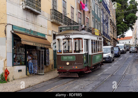 Classic tram touristique dans le quartier d'Alfama à Lisbonne, Portugal Banque D'Images