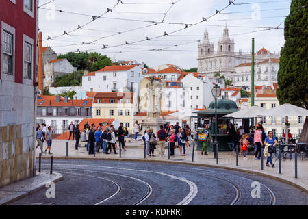 Les touristes à Miradouro das Portas do Sol à Lisbonne, Portugal Banque D'Images