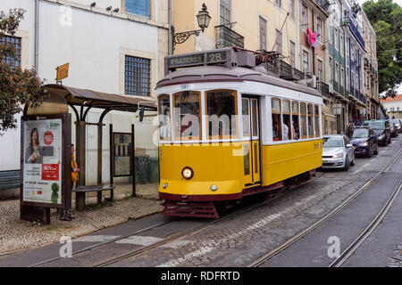 Tramway Classique la route 28 dans le quartier d'Alfama à Lisbonne, Portugal Banque D'Images