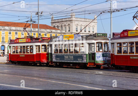 Les tramways touristiques Lisbonne classique à Praça do Comércio à Lisbonne, Portugal Banque D'Images