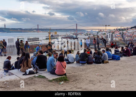 Les jeunes bénéficiant d'coucher du soleil à Miradouro de Santa Catarina à Lisbonne, Portugal Banque D'Images
