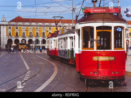 Les tramways touristiques Lisbonne classique à Praça do Comércio à Lisbonne, Portugal Banque D'Images