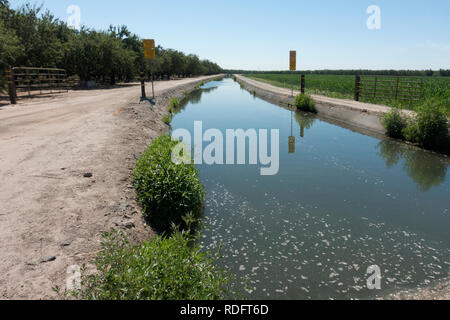 Aqueduc d'irrigation agricole sur les terres agricoles de la vallée centrale de Californie - California, USA Banque D'Images
