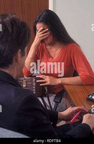 Femme pleurer devant une femme en rôle de GP, consultant, conseiller, oncologue, etc. Banque D'Images
