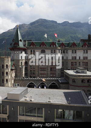 ST. MORITZ, Suisse Août 2018 : le bâtiment historique au centre-ville de paysages alpins avec ciel nuageux dans la journée d'été chaud et ensoleillé - ve Banque D'Images