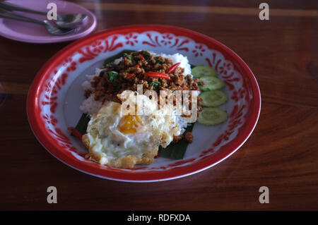 Garni de riz sauté de porc et le basilic dans un grand bac. Banque D'Images