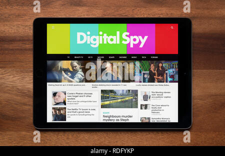 Le site web de Digital Spy est vu sur un iPad tablet, qui repose sur une table en bois (usage éditorial uniquement). Banque D'Images