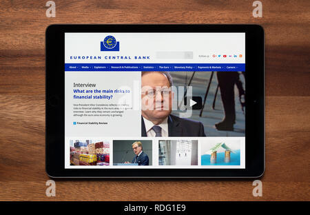 Le site internet de Banque centrale européenne est perçue sur une tablette iPad, qui repose sur une table en bois (usage éditorial uniquement). Banque D'Images