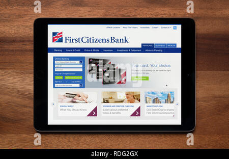 Le site web de premiers citoyens est vu sur un iPad tablet, qui repose sur une table en bois (usage éditorial uniquement). Banque D'Images
