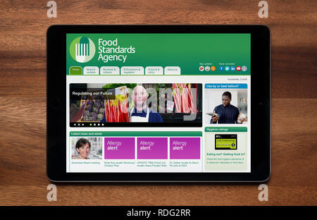 Le site internet de l'Agence des normes alimentaires est vu sur un iPad tablet, qui repose sur une table en bois (usage éditorial uniquement). Banque D'Images