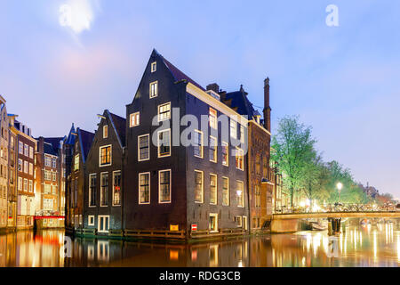 Belles maisons par les canaux dans la soirée à Amsterdam, Hollande Banque D'Images