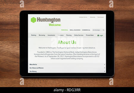 Le site internet de Huntington Bancshares est vu sur un iPad tablet, qui repose sur une table en bois (usage éditorial uniquement). Banque D'Images