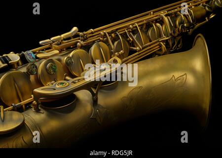 Saxophone ténor en bronze haute qualité close-up sur fond noir Banque D'Images