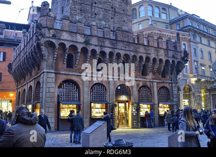 Bologne, Emilie-Romagne, Italie. En décembre 2018. L'intérieur de la base de la tour Asinelli, une boutique, un lieu très spécial. Banque D'Images