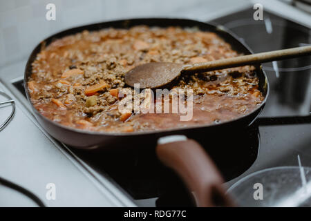 La moussaka plat européen avec les aubergines, la viande hachée et des légumes en cours de préparation dans la cuisine Banque D'Images