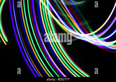 Lumière abstraite des lignes sur fond noir. La lumière peinture photographie. Abstract design avec des lumières dans l'obscurité. Banque D'Images