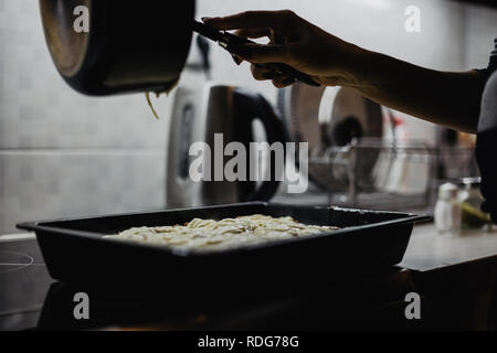 La moussaka plat européen en cours de préparation dans la cuisine par femme Banque D'Images