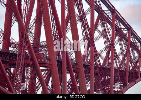 Close up de la sections structurelles de la Forth Bridge à Edinburgh, Ecosse, Royaume-Uni Banque D'Images