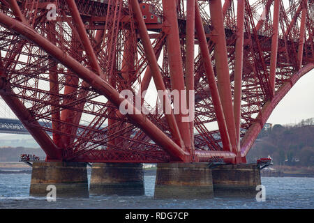 Close up de la sections structurelles de la Forth Bridge à Edinburgh, Ecosse, Royaume-Uni Banque D'Images