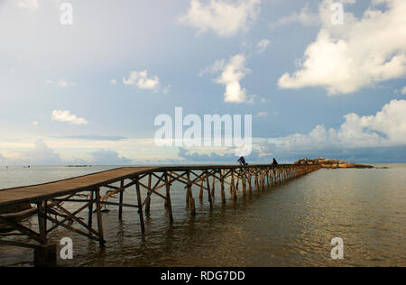 À Wood Quay plage Batu Burung, Singkawang, l'ouest de Kalimantan, Indonésie Banque D'Images